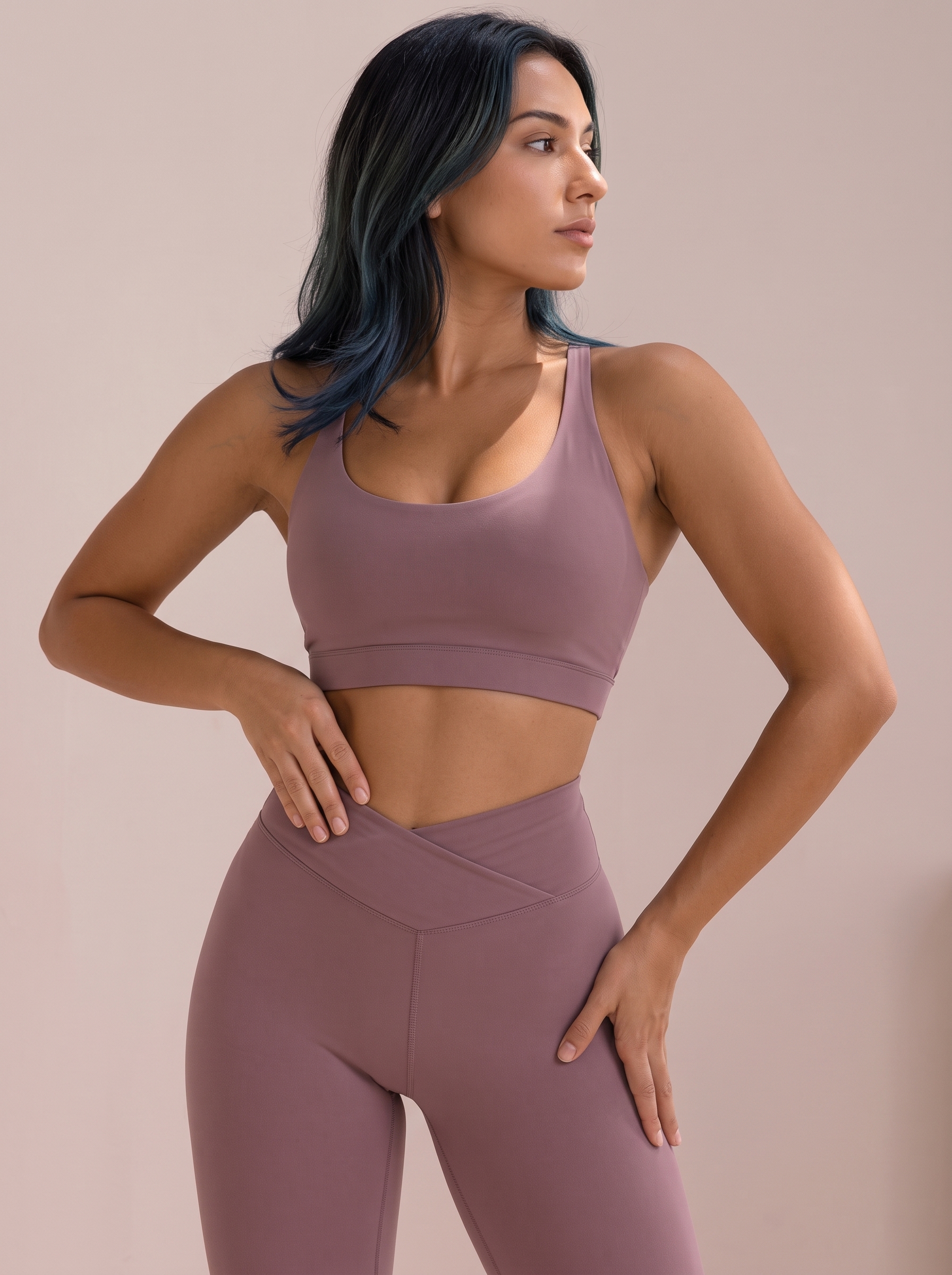 Modelo de perfil com conjunto fitness malva