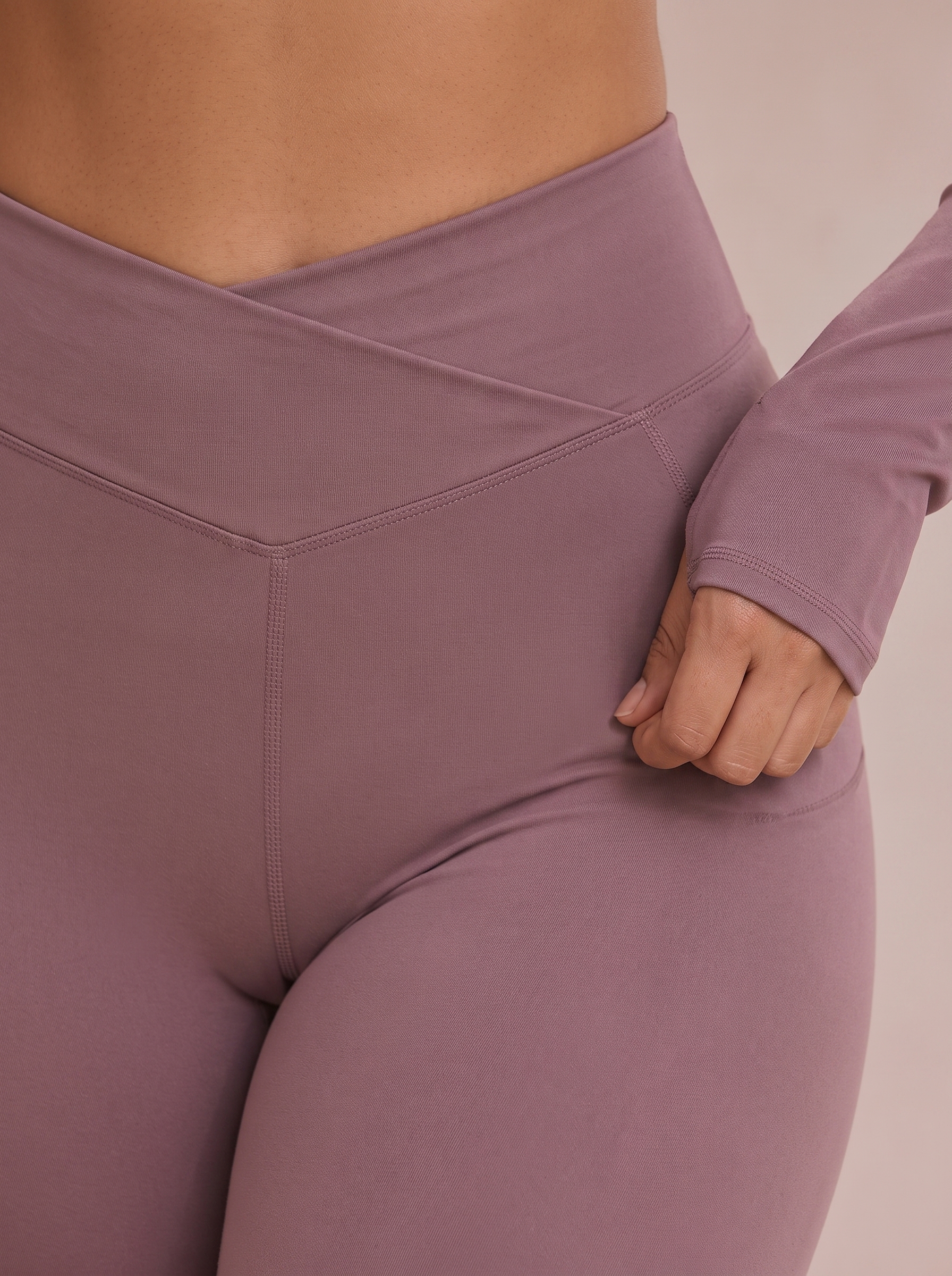 Detalhe da cintura e tecido da legging malva